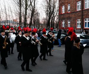  Barbórka 2024. Piękna tradycja, orkiestra dęta budzi mieszkańców Nikiszowca 