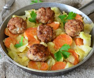 Klopsiki w młodej kapuście  - cudowne danie 2 w 1!