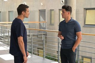 Pierwsza miłość streszczenia odcinków 4081-4085. Bruno jest ranny. Marta, chcąc mu pomóc, pakuje się w kolejną niebezpieczną sytuację