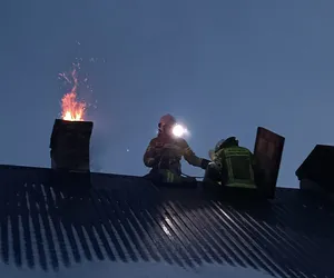 Pożar przewodu kominowego w Pewli Ślemieńskiej. Trzy podtrute czadem osoby trafiły do szpitala