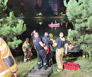 Tragedia w Chorzowie. W stawie utonęły dwie osoby. Poszli popływać we trójkę, wypłynął tylko jeden