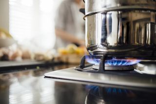 Gotowanie na gazie groźne dla zdrowia. Ryzyko rośnie od najmłodszych lat