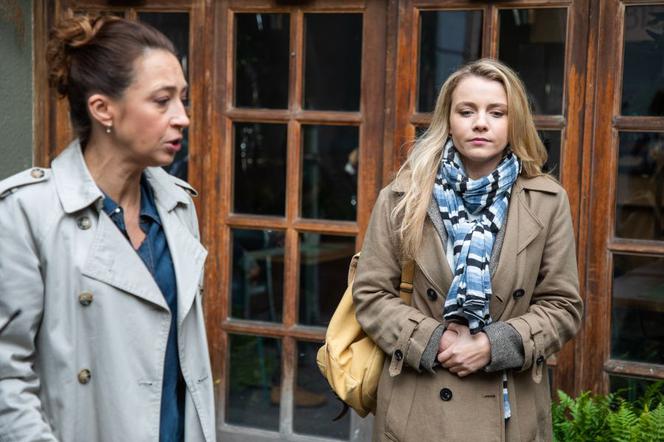Zakochani po uszy, odc. 1. Asia (Katarzyna Grabowska), Halina (Marta Bizon)