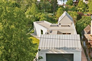 Bryła i wnętrza domu, który jest enklawą