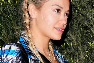 Rita Ora z rozmazanym makijażem