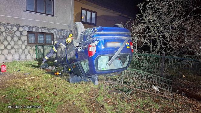 Białka Tatrzańska. Ukrainiec dachował oplem, niszcząc po drodze liczne przeszkody