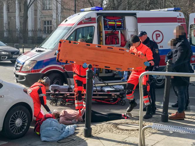 Rowerzystka potrącona na rogu Pięknej i Aleji Ujazdowskich