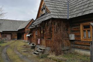 Ta małopolska wieś to żywy skansen. Kilkuset letnie chałupy wciąż zamieszkują mieszkańcy