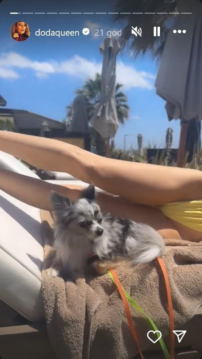 Doda w skąpym kostiumie prezentuje swoje wdzięki. Co za figura!