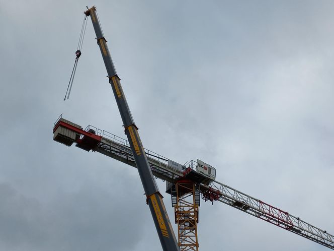 Wielki dźwig stanął przy pływalni "Akwawit" w Lesznie. Rusza ostatni etap rozbiórki 