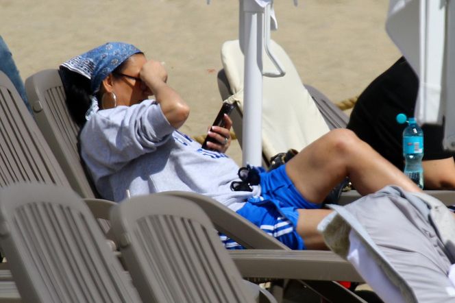 Kayah. Leczyła gardło i opalała kolana