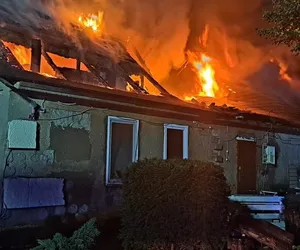 Nocny pożar domu w Janowie. Ogień gasiło kilkanaście zastępów straży pożarnej