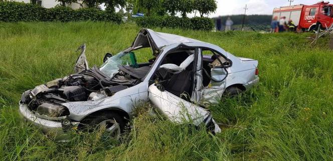 Powroźnik. To CUD, że kierowca przeżył ten wypadek! Samochód doszczętnie zniszczony