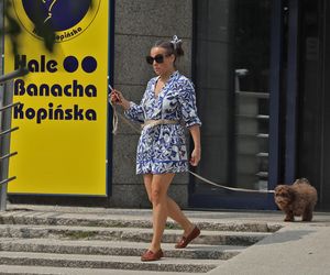 Anna Mucha nawadnia psa