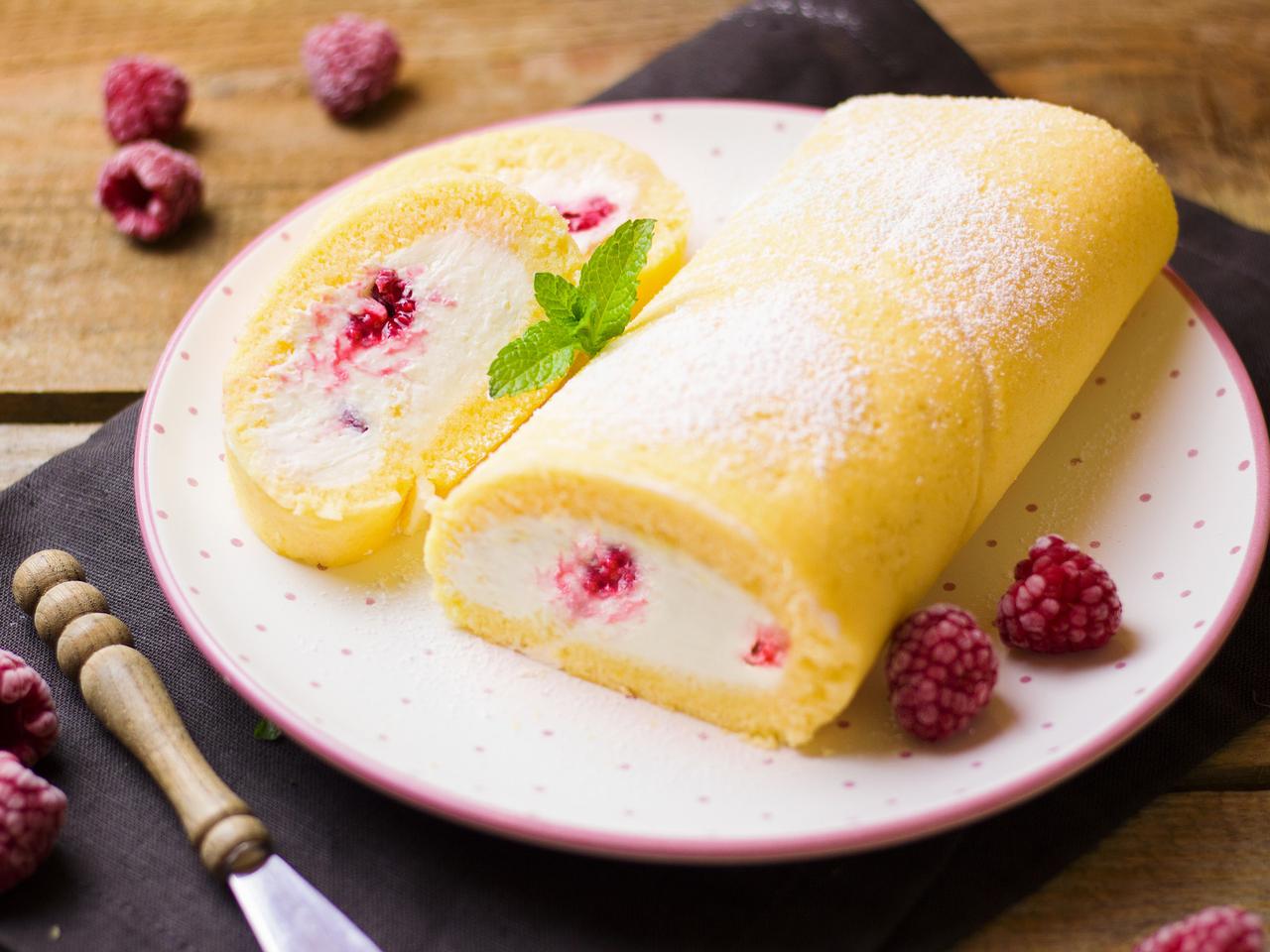 Rolada śmietankowa z malinami: przepis na roladę z bitą śmietaną i owocami