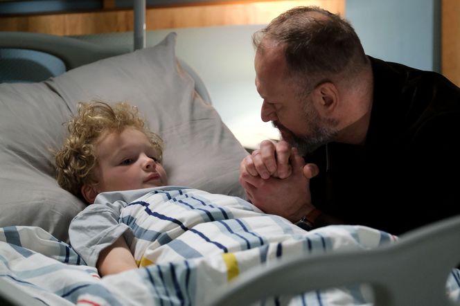 M jak miłość odc. 1880. Szef Mirosław Wójcik (Jakub Kornacki), Tymek (Ksawery Krajewski)