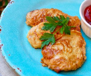 Kotleciki drobiowe w cieście serowym: przepis na szybki obiad z piersi kurczaka