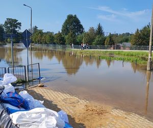 ieszkańcy w pocie czoła układają worki z piaskiem i zabezpieczają swoje budynki