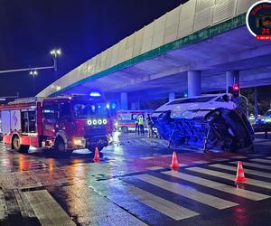 Fatalny wypadek w Warszawie. Bus wywrócił się na drodze, wielu rannych 