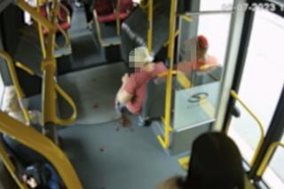 Weszła do autobusu i zaczęła mocno krwawić. Na pomoc starszej kobiecie rzucił się kierowca