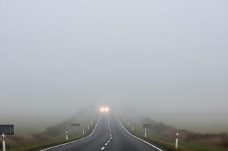 Gęsta mgła w Polsce. Aż 15 województw z alertami pogodowymi!