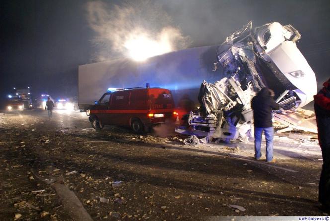 Masakra! Tir zmiażdżył 3 osoby