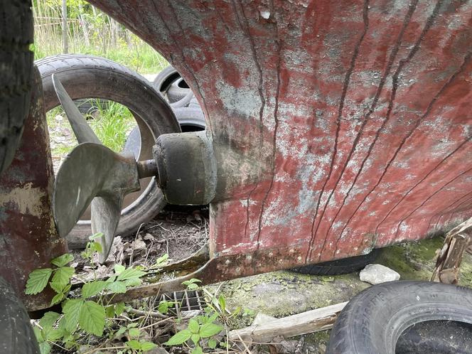 Kuter odnaleziony w środku lasu pod Gliwicami