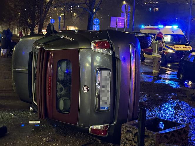 Dachowanie na Bielanach! Skoda huknęła w fiata, są ranni