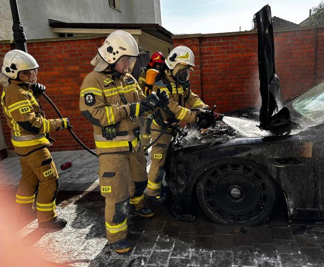 Myślenice. Pod kościołem spłonął luksusowy samochód. Bentley stanął w płomieniach