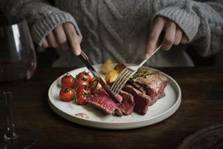 Czerwone mięso w diecie - czy rzeczywiście szkodzi? Kto powinien go unikać?