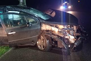 Kierowca jechał pod wpływem. Uderzył w drzewo i dachował