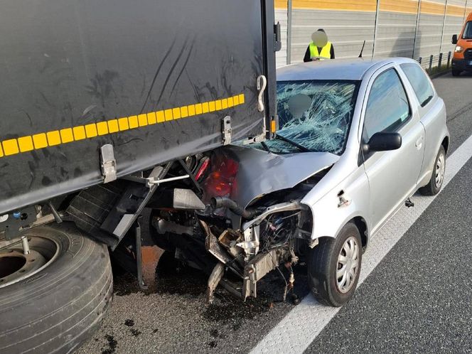 Wypadek na A1. Samochód wjechał w tył ciężarówki
