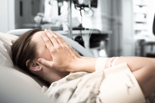 36-latka omal nie straciła nóg. Zasnęła w nieodpowiedniej pozycji