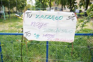 Plac zabaw na Winogradach otoczony kratami. Mieszkańcy reagują