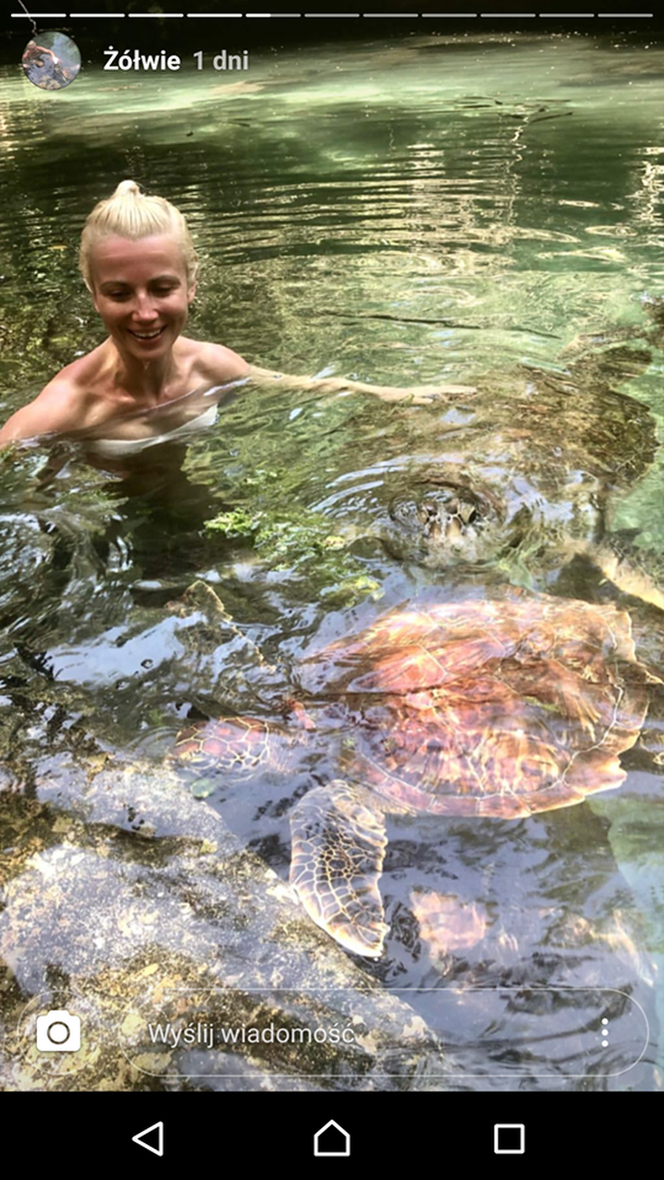 Katarzyna Zielińska pływa z żółwiami