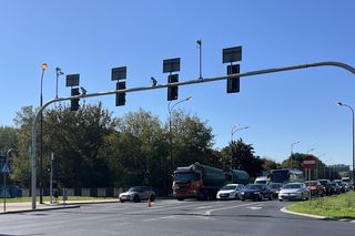 Szambiarka rozszczelniła się po zderzeniu z oplem. Kobieta trafiła do szpitala.