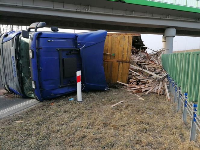 Wypadek na obwodnicy Szczuczyna. Ciężarówka zablokowała pas ruchu [ZDJĘCIA]