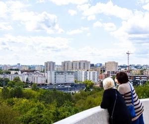 Widok z Kopca Powstania Warszawskiego w parku Akcji „Burza” przy ul. Bartyckiej