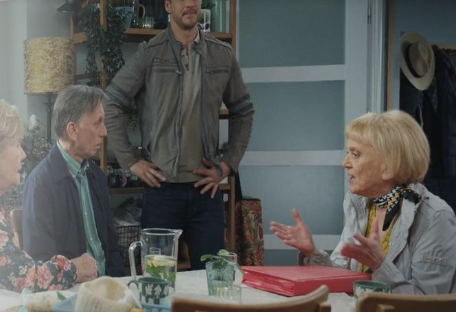 M jak miłość, odc. 1878. Marcin (Mikołaj Roznerski), Barbara (Teresa Lipowska), Kisielowa (Małgorzata Rożniatowska), Żak (Krzysztof Tyniec)