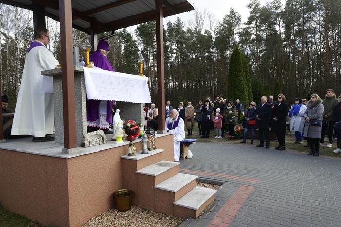 Wizyta na cmentarzu i łzy na mszy świętej. Ewa Krawczyk w pierwszą rocznicę śmierci męża