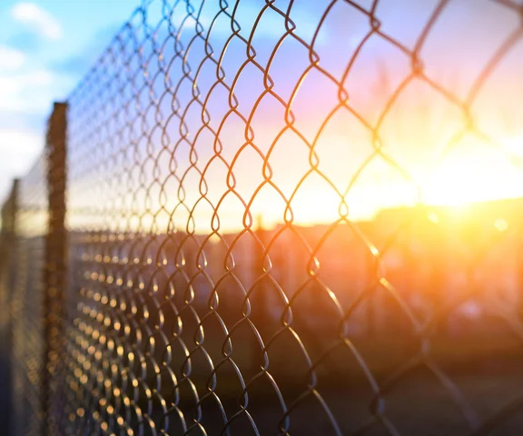 Tymczasowe ogrodzenia budowlane 2025: ile kosztują panele?