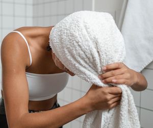 To największy błąd, jaki robimy po umyciu włosów. Ekspertka ostrzega