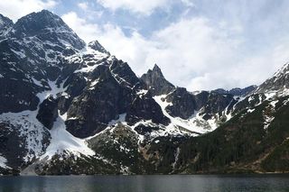 Porywisty wiatr uderza w ruch turystyczny w Tatrach. Drzewo zatarasowało drogę do Morskiego Oka