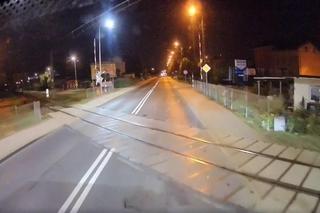 Kierowca autobusu w ostatniej chwili uniknął zderzenia z pociągiem! Szok na przejeździe kolejowym w Płocku [ZDJĘCIA]