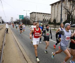 Bieg na Piątkę 2024, Warszawa - zdjęcia. Biegłeś? Szukaj się w galerii!