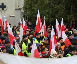 Protest rolników 20 marca przed Lubelskim Urzędem Wojewódzkim w Lublinie