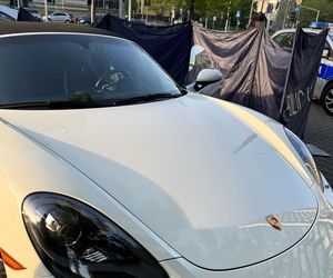  Makabra na Ochocie. Zwłoki w luksusowym białym Porsche. Na miejscu prokurator