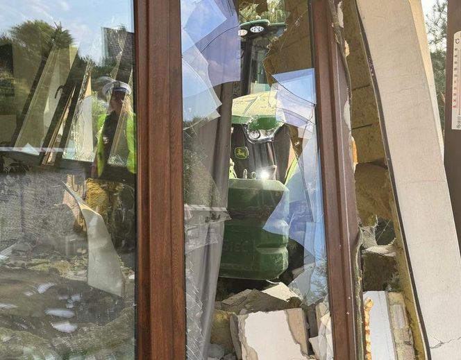 Wypadek w w Balczewie pod Inowrocławiem. Ciągnik wbił się w dom