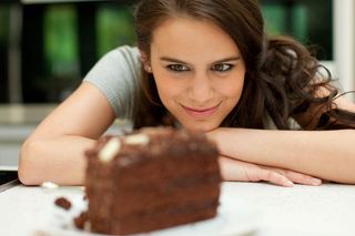 W czasie okresu ciągnie cię do czekolady? To wcale nie jest ochota na „coś słodkiego”