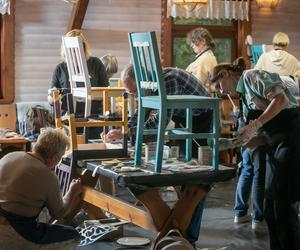 W słusznej sprawie. Influencerki DIY przemalowały krzesła, by pomóc dzieciom z pogotowia opiekuńczego